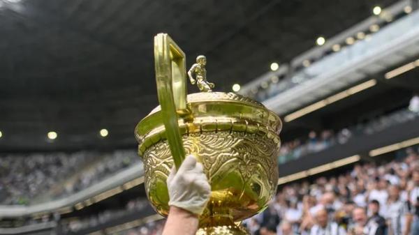 Atlético-MG exibe o troféu do Campeonato Brasileiro de Clubes, conquistado pelo Galo em 1937.(Imagem:Alessandra Torres/AGIF)