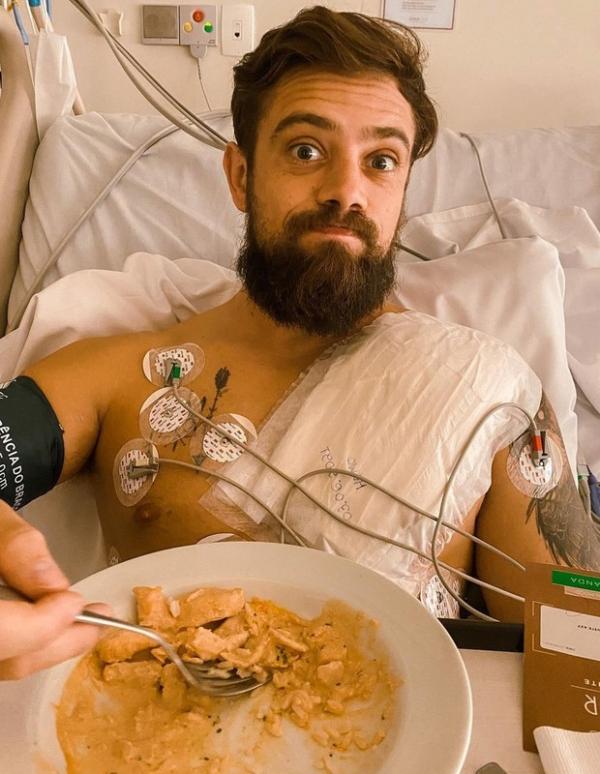 Rafael Cardoso após procedimento para implantação de desfibrilador cardíaco.(Imagem:Reprodução/Instagram)
