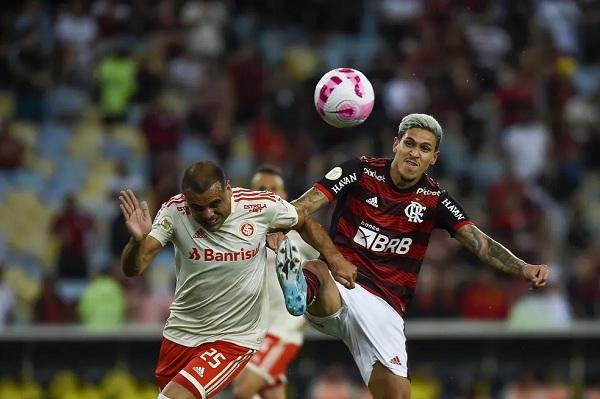 Pedro disputando bola com Mercado em Flamengo x Internacional.(Imagem:Marcelo Cortes/ Flamengo)
