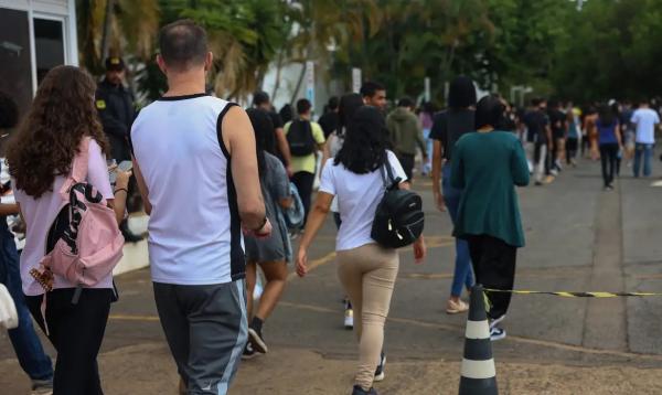 Candidatos chegaram cedo para evitar surpresas antes da prova.(Imagem:Jose Cruz/Agência Brasil)