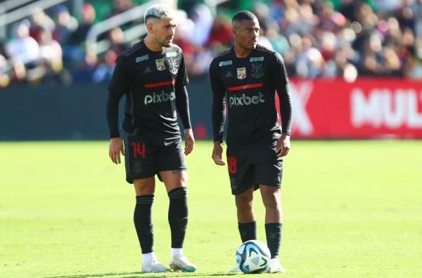 Arrascaeta e De la Cruz em ação em Flamengo x Philadelphia Union.(Imagem:Gilvan de Souza / CRF)