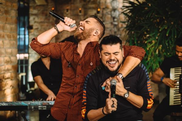 Zé Neto & Cristiano apresentam três músicas inéditas no single triplo Tarja preta. Lançado pela gravadora Som Livre na sexta-feira, 28 de janeiro, o disco tem capa graciosa que sim(Imagem:Reprodução)