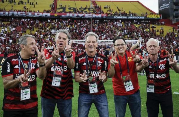 Rodolfo Landim (ao centro) e outros dirigentes comemoraram o tri do Flamengo na Libertadores.(Imagem:Marcelo Cortes/Flamengo)