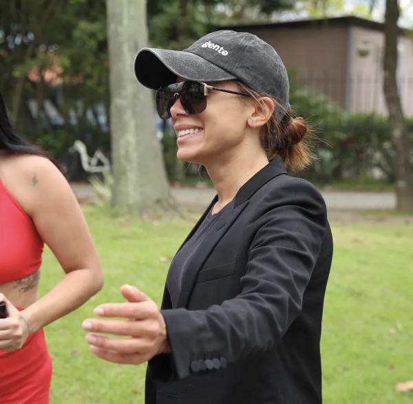 Anitta para e atende fãs antes de votar no segundo turno das eleições.(Imagem:Brazil News)