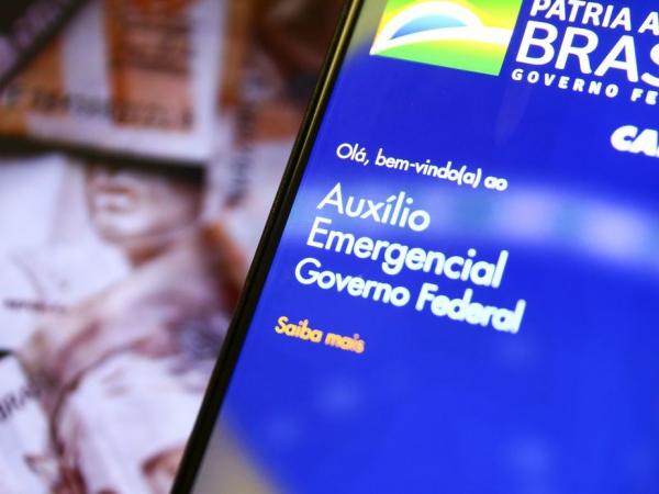 Beneficiários do Bolsa Família vão poder sacar a 6ª parcela do auxílio, agora no valor de R$ 300, a partir de quinta-feira (17).(Imagem:Marcelo Camargo / Agência Brasil)