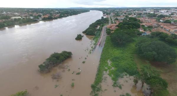 Rio Parnaíba chegou a invadir avenida no município de Floriano.(Imagem:Dr. Walter Bucar)