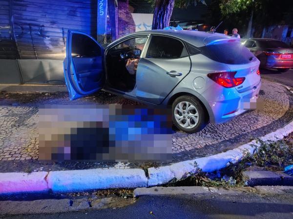 Durante a vistoria no interior do ve&iacute;culo, os policiais apreenderam uma pistola calibre .40, de uso restrito, al&eacute;m de 10 muni&ccedil;&otilde;es do mesmo calibre, dois aparelhos celulares, uma ba(Imagem:Reprodu&ccedil;&atilde;o)