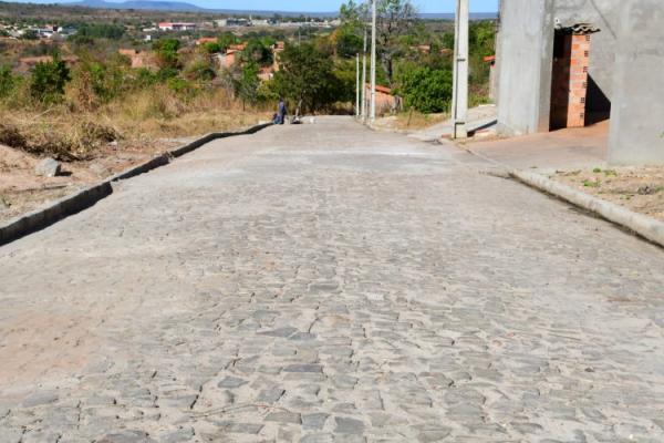 Prefeitura de Floriano entrega mais seis ruas calçadas à população nos 128 anos da cidade(Imagem:Secom)