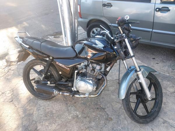 Polícia Militar recupera motocicleta roubada em Floriano e conduz suspeitos à delegacia.(Imagem:Divulgação/PM)