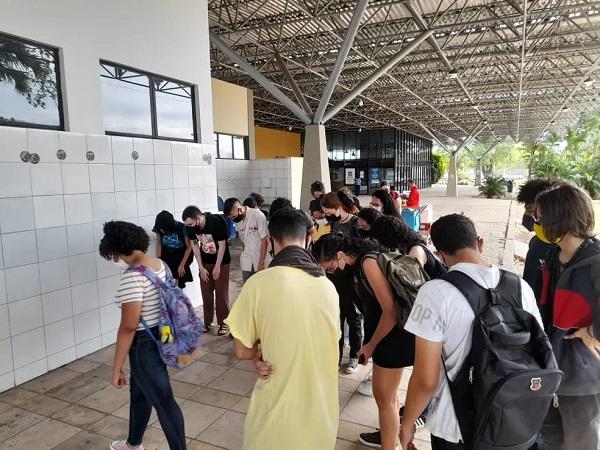  Estudantes buscam fósseis de aproximadamente 100 milhões de anos em pedras na Universidade Federal do Piauí.(Imagem:Juan Cisneros )