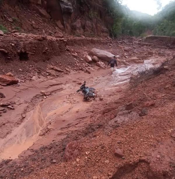 Moto é arrastada durante enxurrada na PI-392, Sul do Piauí, em novembro de 2021.(Imagem:Dudu Notícias)