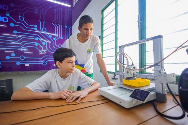 A cada aula, o conhecimento de matemática, ciências, física e artes se transforma em invenções e projetos que revelam a capacidade dos jovens de inovar.(Imagem:Divulgação)