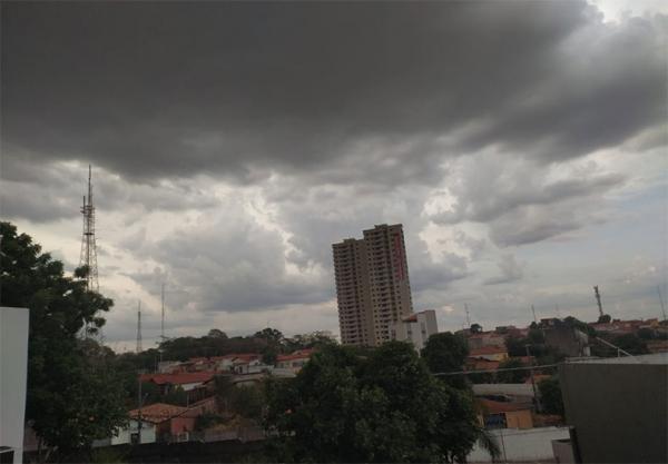 Após alerta do Inmet, forte chuva em Teresina tem granizo e árvore caída(Imagem:Reprodução)