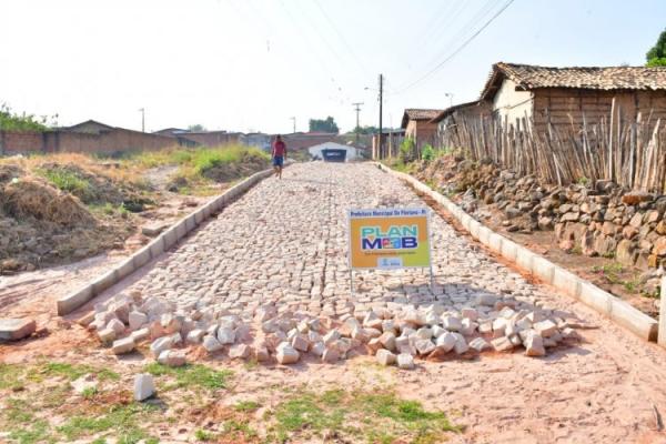 Prefeito Antônio Reis visita obras de calçamento do projeto PlanMob.(Imagem:Secom)