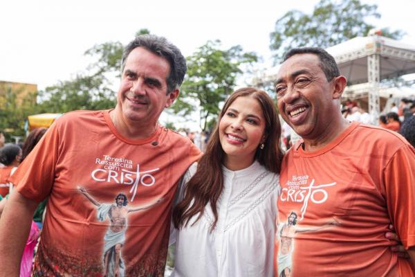  No Domingo de P&aacute;scoa, Joel e Ciro participam de prociss&atilde;o no meio da multid&atilde;o no Centro de Teresina(Imagem:Ascom)