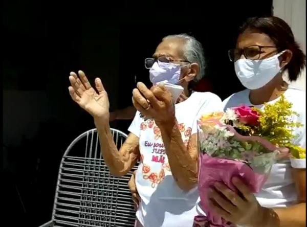 Idosa de 93 anos se emociona com surpresa de Dia das Mães.(Imagem:Camila Carvalho/Arquivo pessoal)