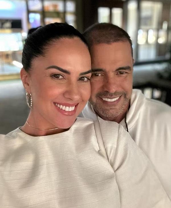 Zezé Di Camargo posou com Graciele Lacerda em viagem e visual chamou atenção da web.(Imagem:Reprodução/Instagram)