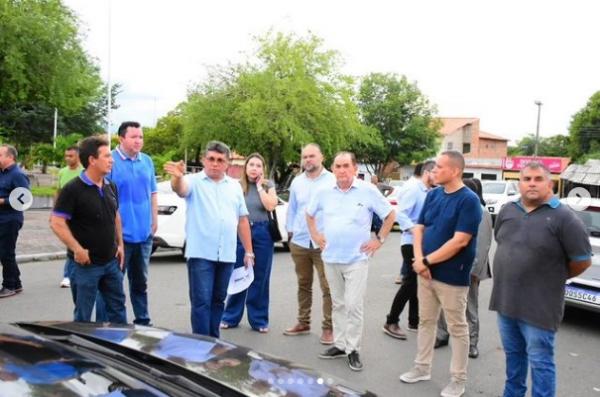 Prefeito Antônio Reis e equipe visitam obra de reforma da UBS Santa Cruz em Floriano(Imagem:Reprodução/Instagram)