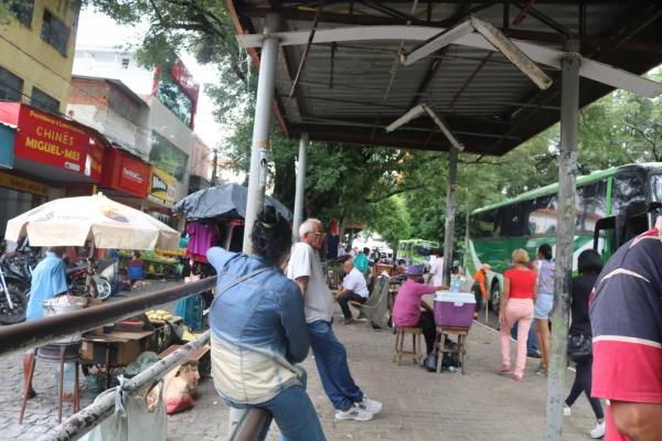 Parada de ônibus no terminal da Praça da Bandeira, Centro de Teresina.(Imagem:Lucas Marreiros/g1)