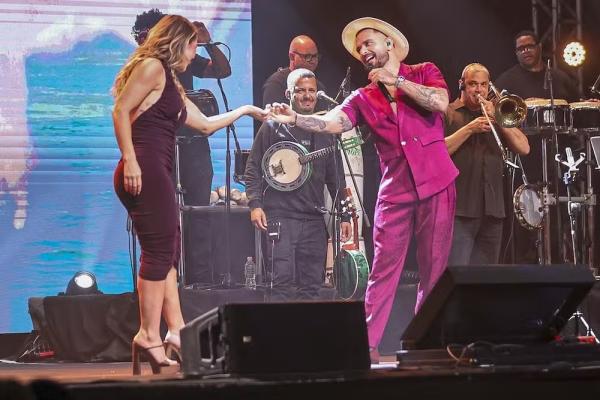 Paolla Oliveira se esbalde em show de Diogo Nogueira.(Imagem:Anderson Bordê/AgNews)