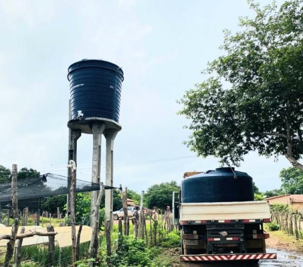 Rural e Abastecimento: Prefeitura de Floriano instala caixa d&acute;&aacute;gua na localidade Morrinhos.(Imagem:Secom)