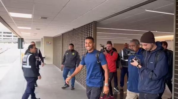 Samuel Lino em desembarque no Rio de Janeiro para assinar com o Flamengo.(Imagem:Luiza Sá)