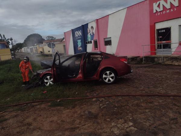 Carro pega fogo e fica destruído após motorista colidir em poste no bairro Irapuá(Imagem:FlorianoNews)