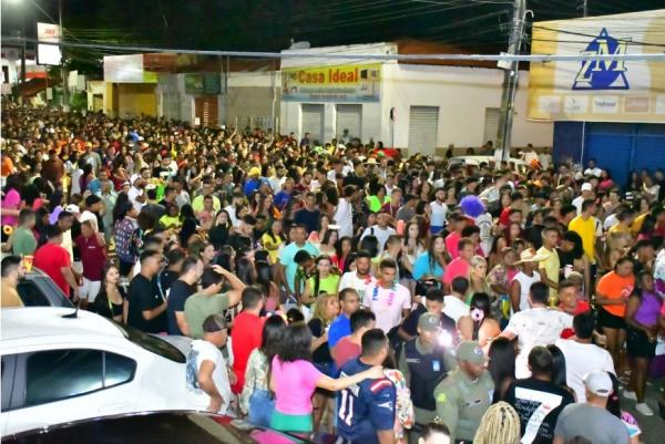  Arrastão com Rubinho reúne milhares de foliões na primeira noite do Carnaval 2023.(Imagem:Secom)