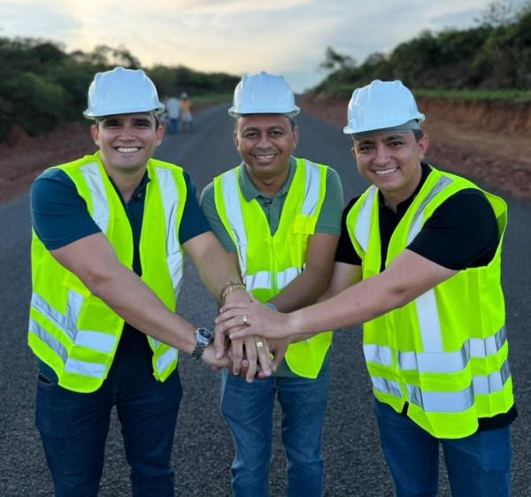 Deputado Dr. Francisco, que colocou recursos para a estrada, vistoriou a obra junto com os prefeitos Selindo e Fabiano.(Imagem:Ascom)