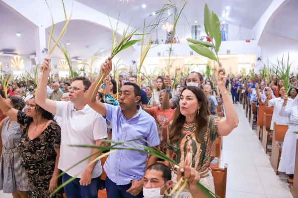 Joel Rodrigues e Margarete Coelho participam do Domingo de Ramos no bairro Dirceu(Imagem:Ascom)