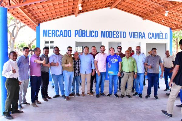 Vereadores participam de entregas do mercado público e escola no Amolar.(Imagem:CMF)