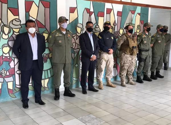 Autoridades participam da solenidade da troca de comando da PM em Parnaíba.(Imagem: Tiago Mendes/TV Clube )