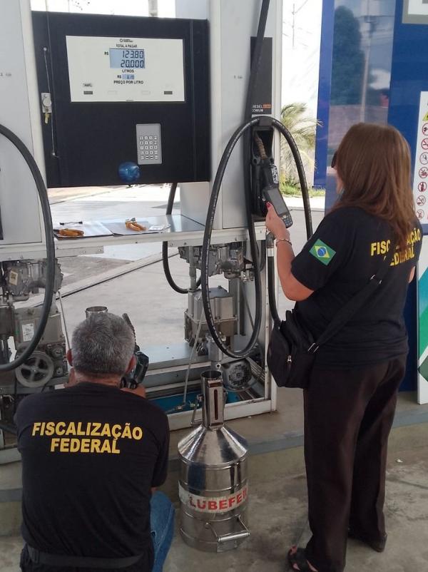 Os agentes de fiscalização realizam vistorias em postos de combustíveis, além de verificações sobre esfigmomanômetros, balanças e medidas de comprimento.(Imagem:Divulgação)