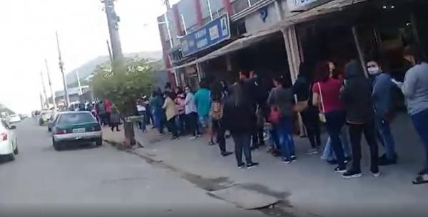 Trabalhadores formaram fila desde 22h de segunda-feira (10) para entregar currículos em rede de supermercado de Americana.(Imagem:José Cena da Silva)