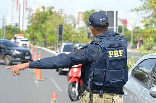 Motoristas foram abordados e receberam orientações quanto às boas condutas no trânsito.(Imagem:Divulgação/PRF)