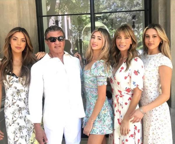 Sistine, Sylvester Stallone, Scarlet, Jennifer Flavin Stallone e Sophia.(Imagem:Reprodução/Instagram)