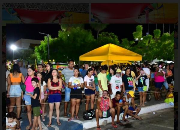 Floriano: desfile das escolas de samba leva milhares de foliões à avenida(Imagem:Reprodução/PMF)