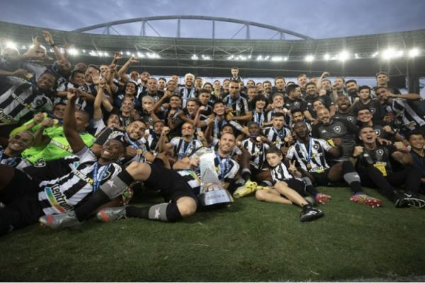 Entrega da taça do Brasileiro Série B para o Botafogo no Estádio NIlton Santos(Imagem:Lucas Figueiredo)