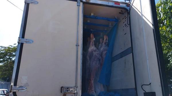 Caminhão com carga roubada de carne é apreendido em Teresina.(Imagem:Divulgação/SSP)