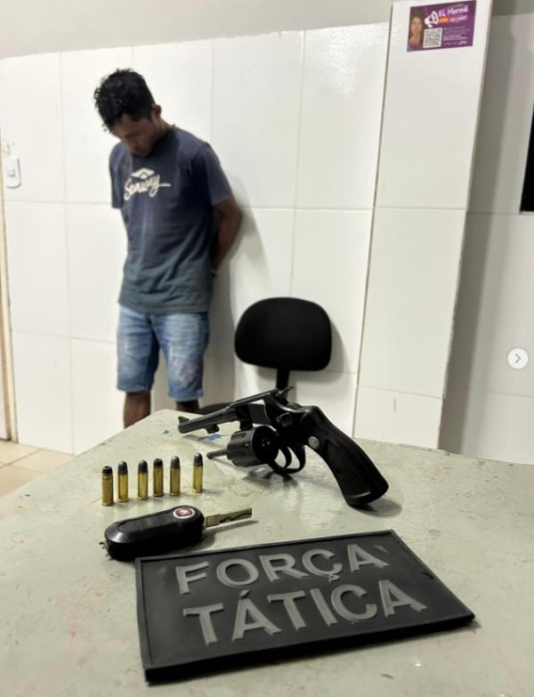 For&ccedil;a T&aacute;tica apreende rev&oacute;lver e conduz suspeito por posse ilegal de arma de fogo em Floriano.(Imagem:Reprodu&ccedil;&atilde;o/Instagram)