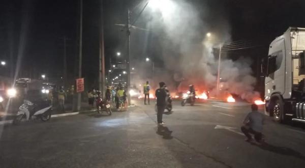  Manifestantes interditam BR-316, em Teresina (PI).(Imagem: Edigar Neto/TV Clube )