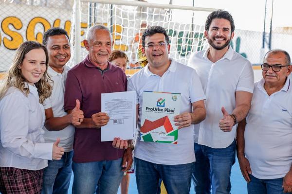 Rafael inaugura reforma de escola, autoriza melhoria no cais e entrega títulos de imóveis em Floriano(Imagem:Gabriel Paulino)
