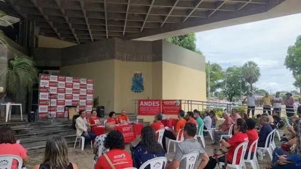 Professores da Universidade Estadual do Piauí (UESPI) fazem assembleia e decidem continuar a greve.(Imagem:Adcespi)