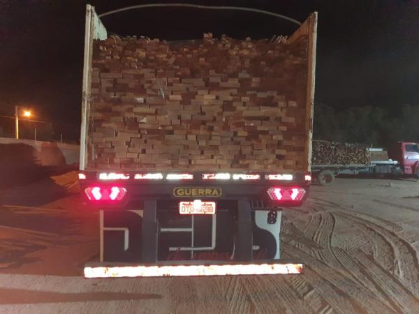 Cargas com madeira ilegal têm sido interceptadas e apreendidas nas rodovias do Piauí.(Imagem: Divulgação/PRF)