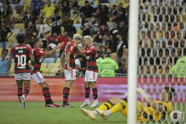 Pedro e Arrascaeta em Flamengo x Vasco.(Imagem:André Durão)