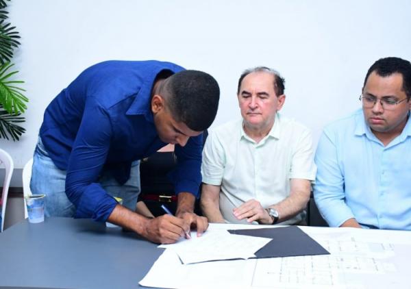  Prefeitura de Floriano assina ordem de servi&ccedil;o para constru&ccedil;&atilde;o de UBS no Cajueiro II.(Imagem:Secom)