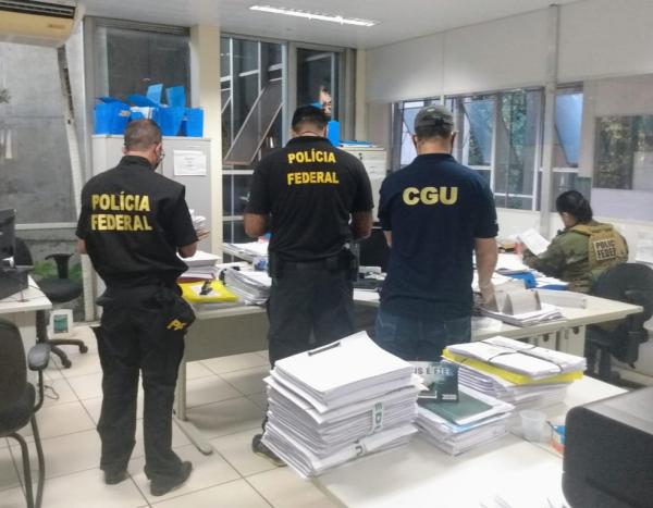 Policiais federais fazem buscas na sede da Secretaria Estadual de Educação, em Teresina.(Imagem:Polícia Federal)