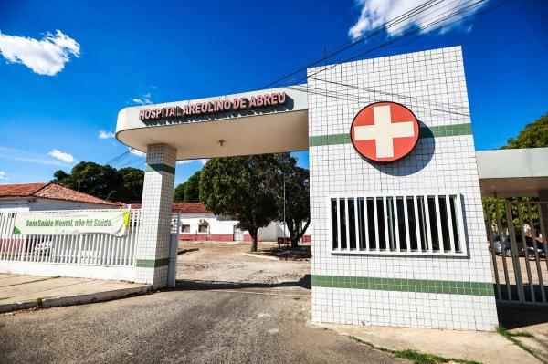 Paciente surta, sobe no teto do Hospital Areolino Abreu e só desce com o BOPE(Imagem:Renato Andrade/Cidadeverde.com)