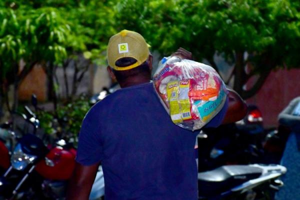 Prefeitura de Floriano distribui mais de 5 mil cestas b&aacute;sicas para fam&iacute;lias em situa&ccedil;&atilde;o de vulnerabilidade.(Imagem:Secom)