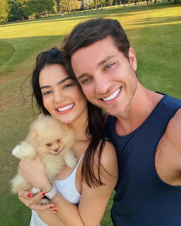 Lucas Bissoli, Eslôvenia Marques e o cachorrinho deles.(Imagem:Reprodução/Instagram)